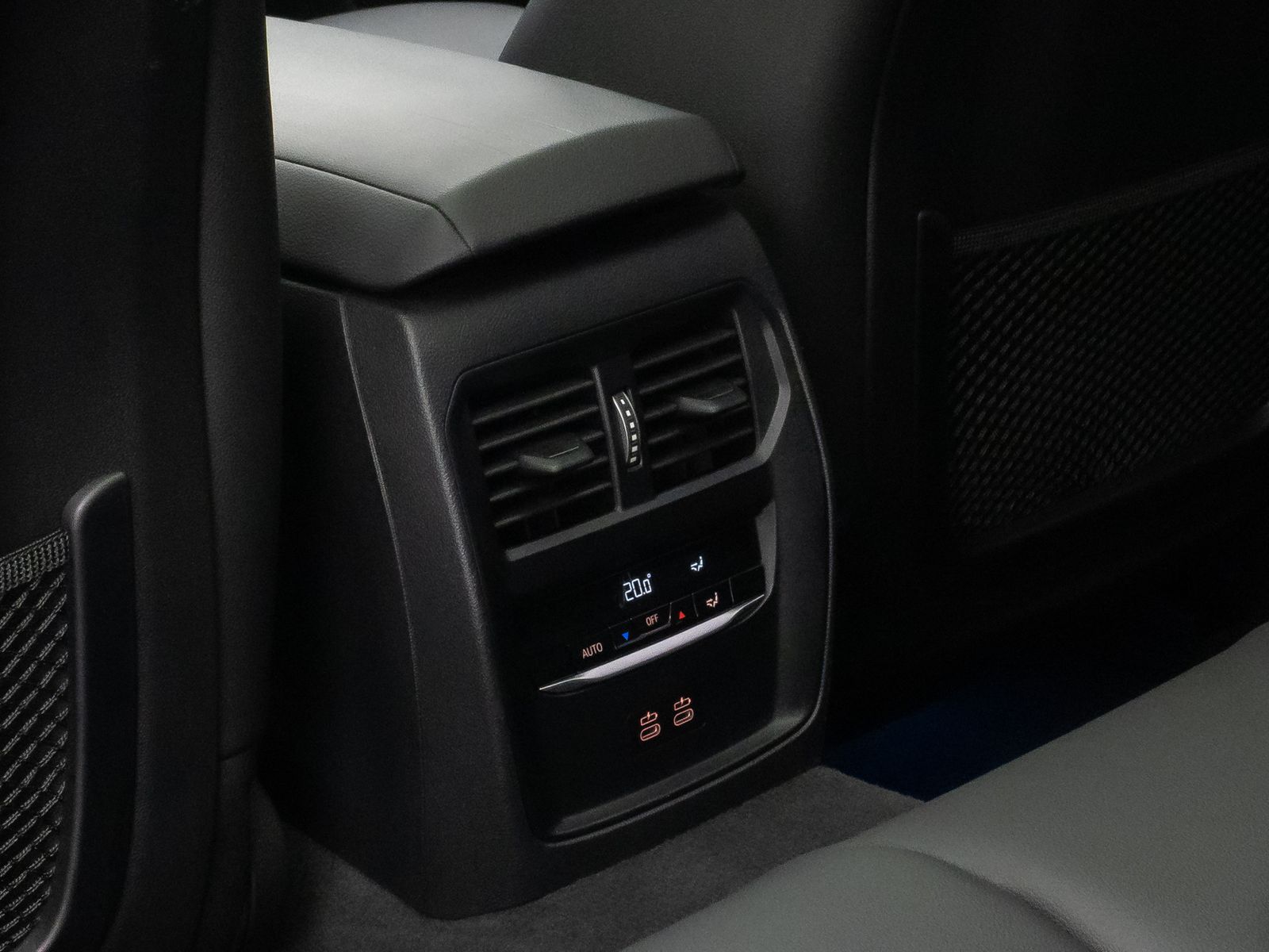 Fahrzeugabbildung BMW 330i M Sport Kamera DAB HUD H/K Komfort Panorama