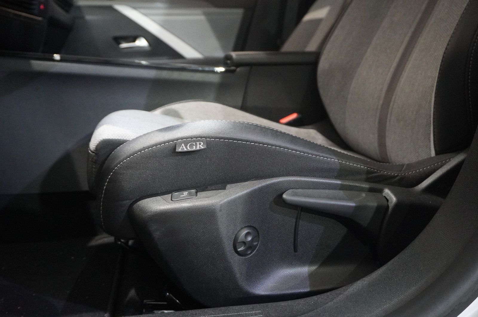 Fahrzeugabbildung Opel Astra L Lim. 1.2T ELEGANCE NAVI/LED/KAMERA/SPORT