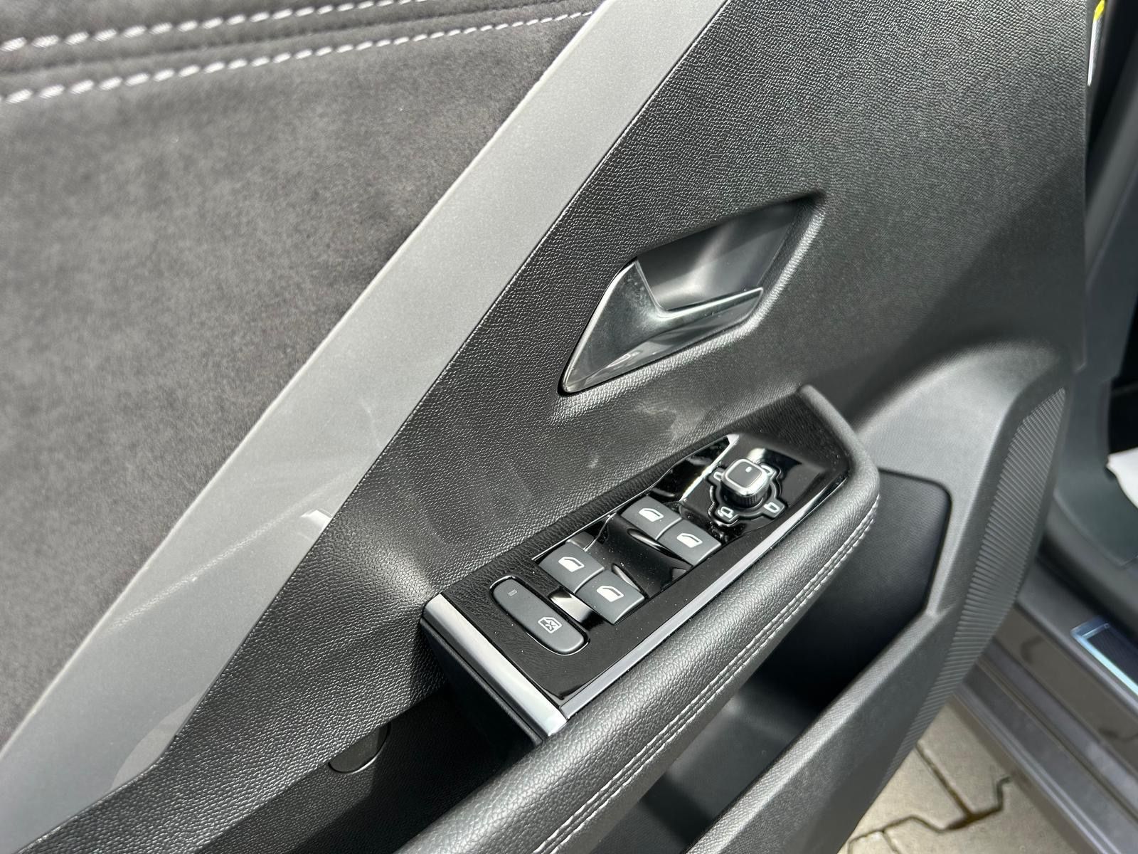 Fahrzeugabbildung Opel Astra Ultimate°Pano°Kamera°LED°Leder°HeadUp°