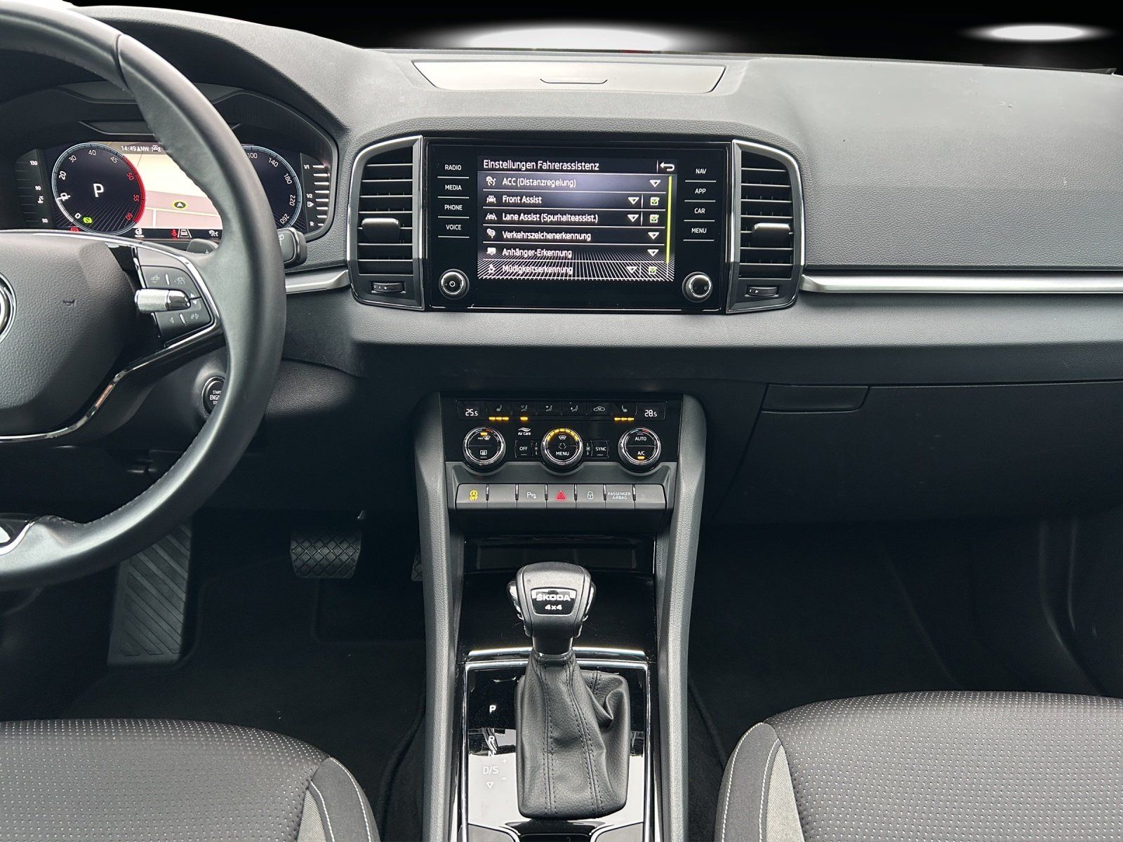 Fahrzeugabbildung SKODA Karoq Tour 2,0 TDI 4x4 DSG/LED/ACC/AHK/KAMERA/