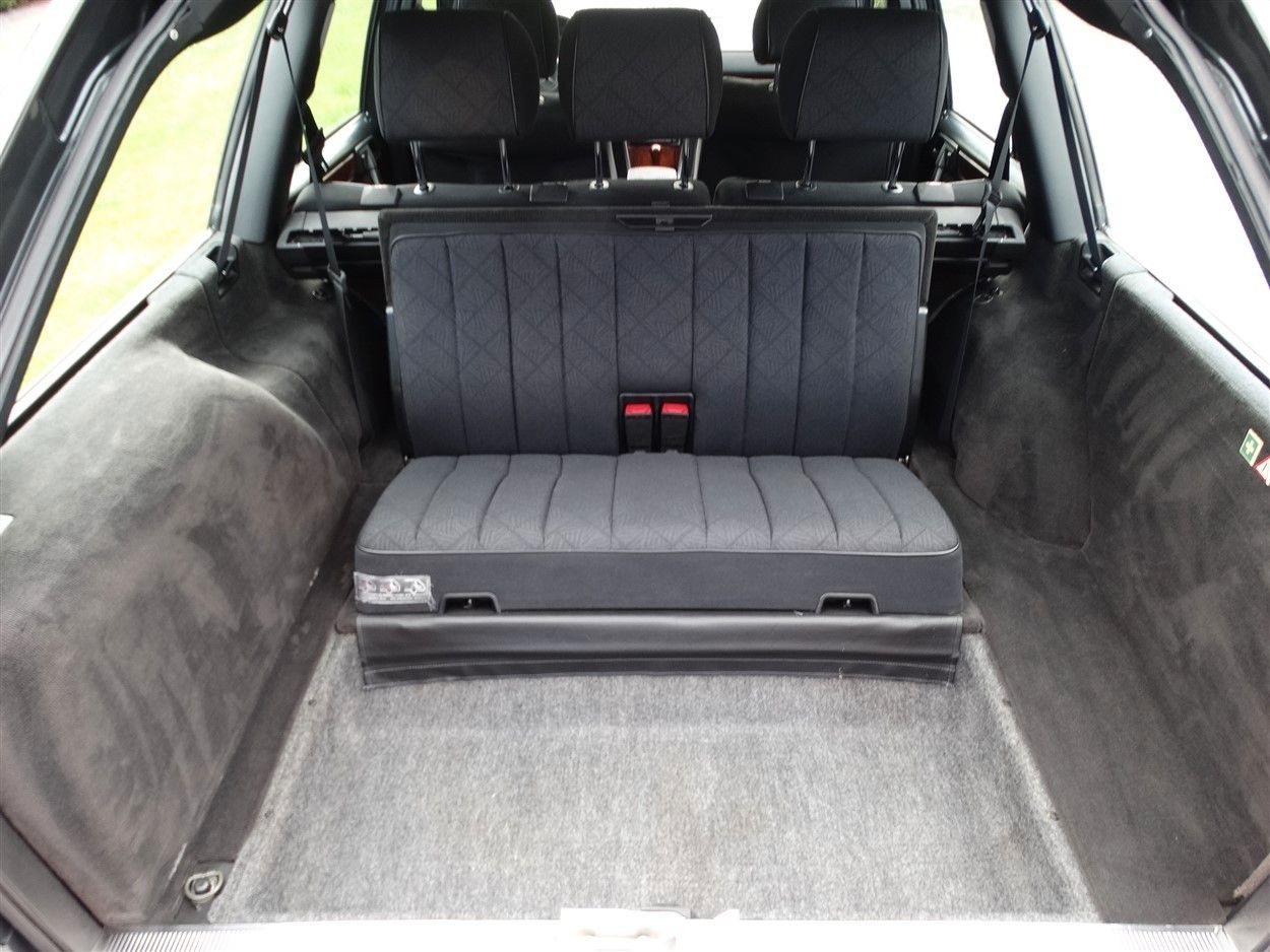 Fahrzeugabbildung Mercedes-Benz E 320 Kombi/Ausnahmezustand/7 Sitze/Klima