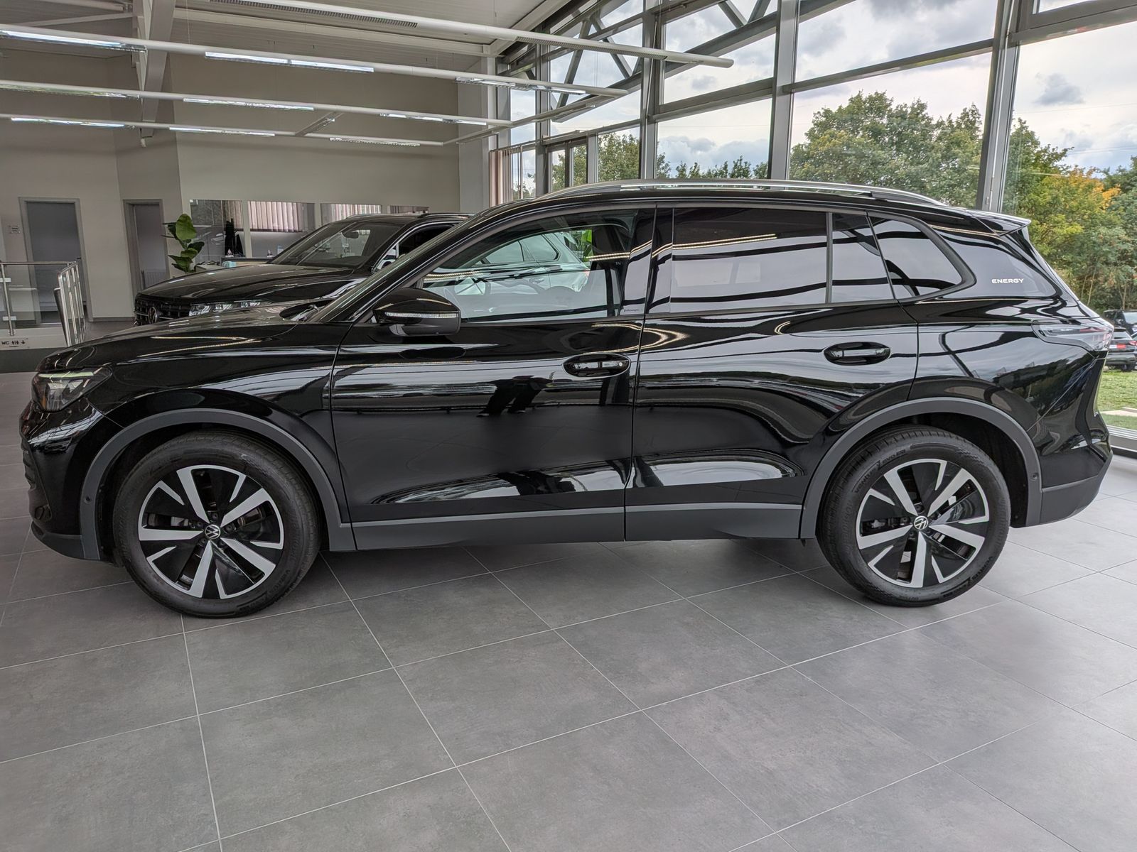 Fahrzeugabbildung Volkswagen Tiguan 1.5 eTSI ENERGY HD-Matrix 360 Pano AHK 19