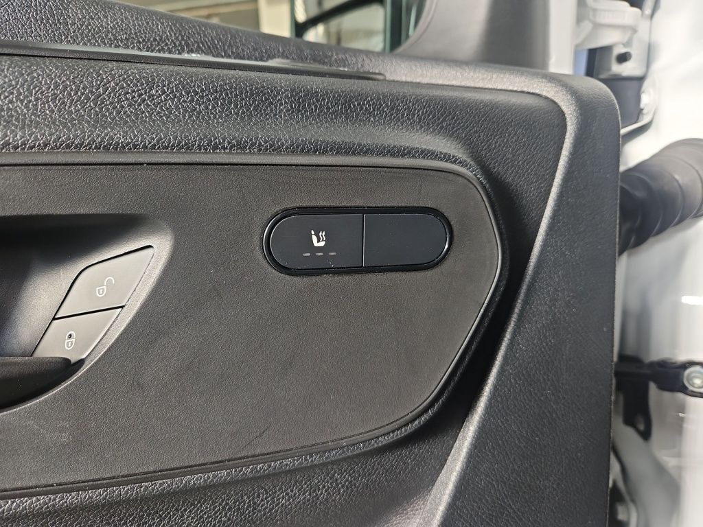 Fahrzeugabbildung Mercedes-Benz Sprinter 319 CDI Kasten L2H2 4x4 Schwingsitz LED