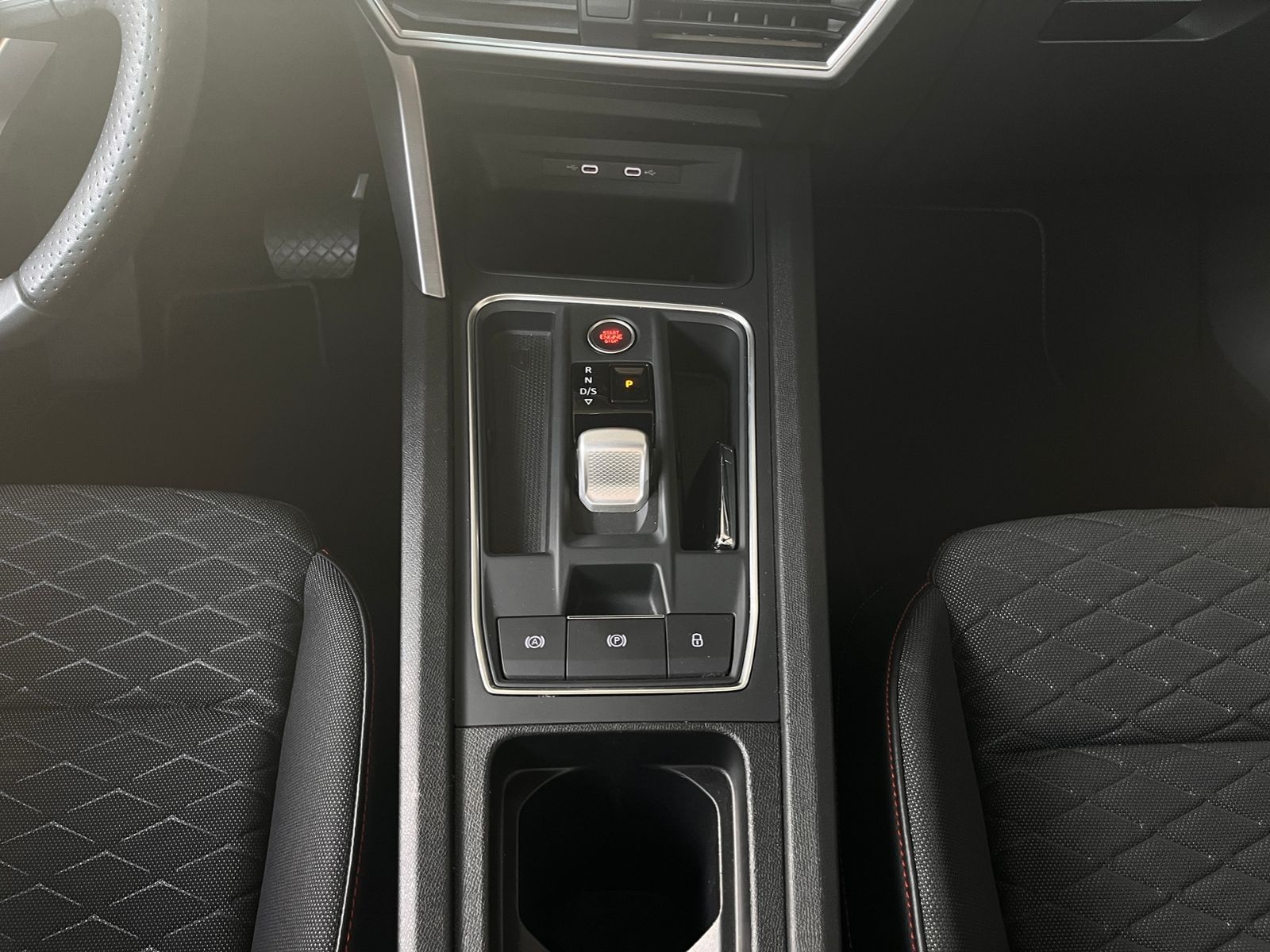 Fahrzeugabbildung SEAT Leon Sportstourer FR e-Hybrid LED NAVI ALU