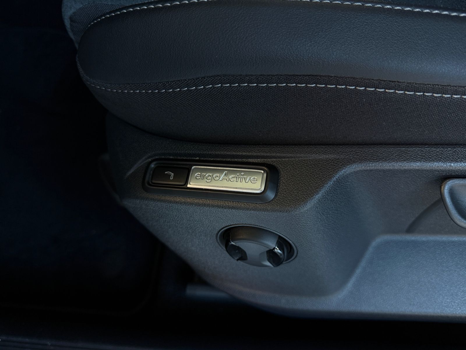 Fahrzeugabbildung Volkswagen T-Roc R-Line 1.5 l TSI  PANO ACC LED NAVI
