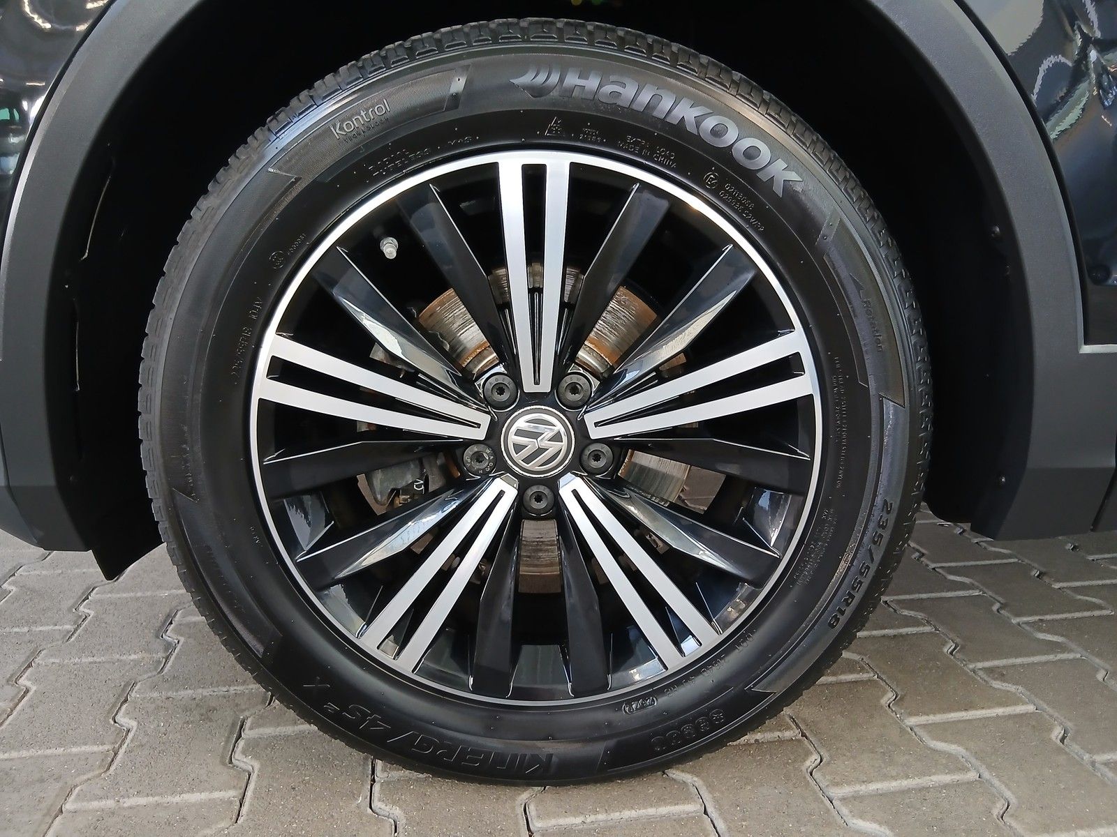 Fahrzeugabbildung Volkswagen Tiguan 4 Motion Comfortline +AHK + Light-Assist