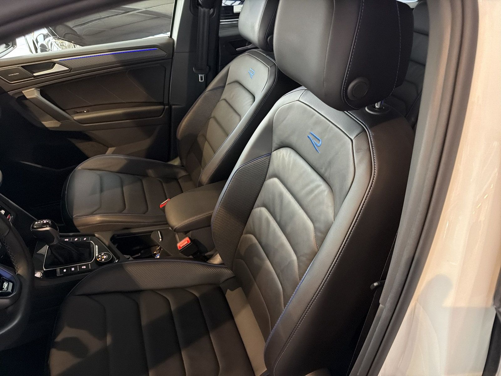 Tiguan R 4M Navi PANO Harman Akrapovic R