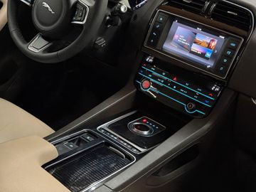 Jaguar F-Pace - 7