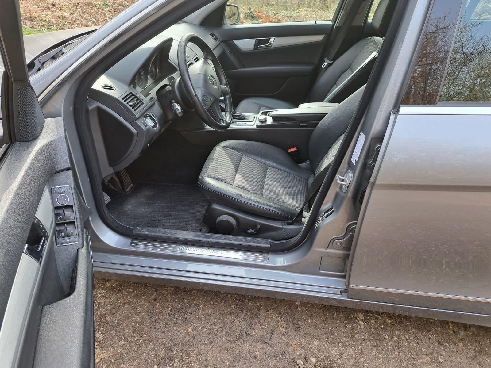 Mercedes-Benz C200 2011 — photo 8