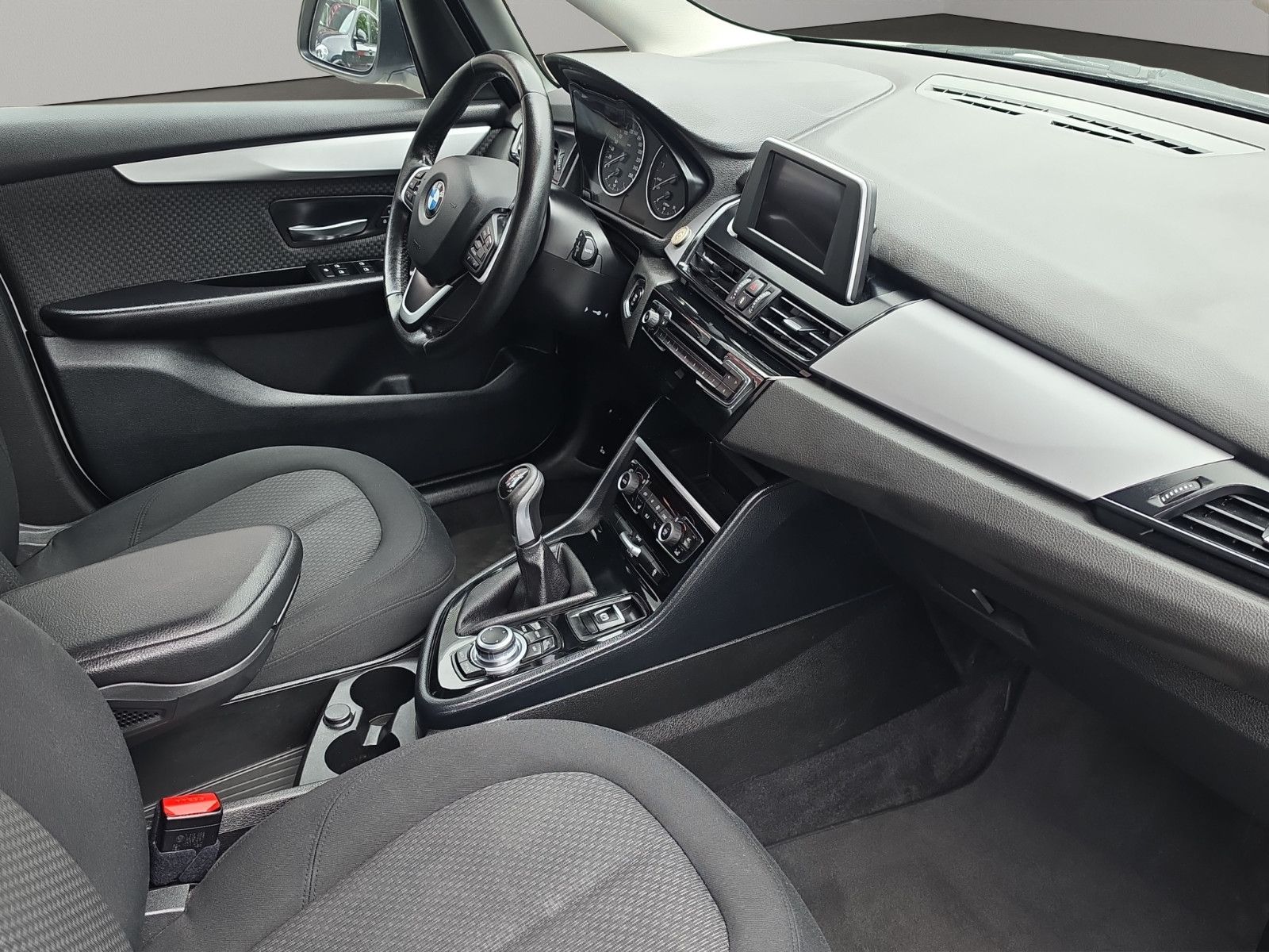 Fahrzeugabbildung BMW 218 2 Active Tourer 218 i TÜV SERVICE NEU