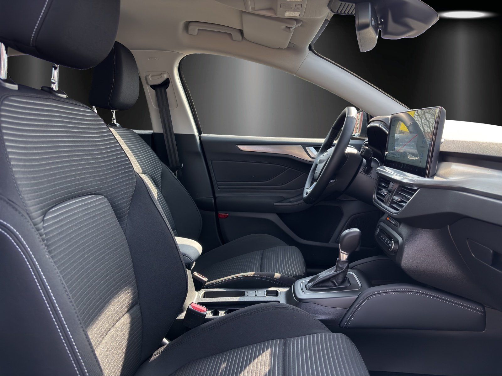 Fahrzeugabbildung Ford Focus Turnier Titanium X 155PS B&O eCall Winter