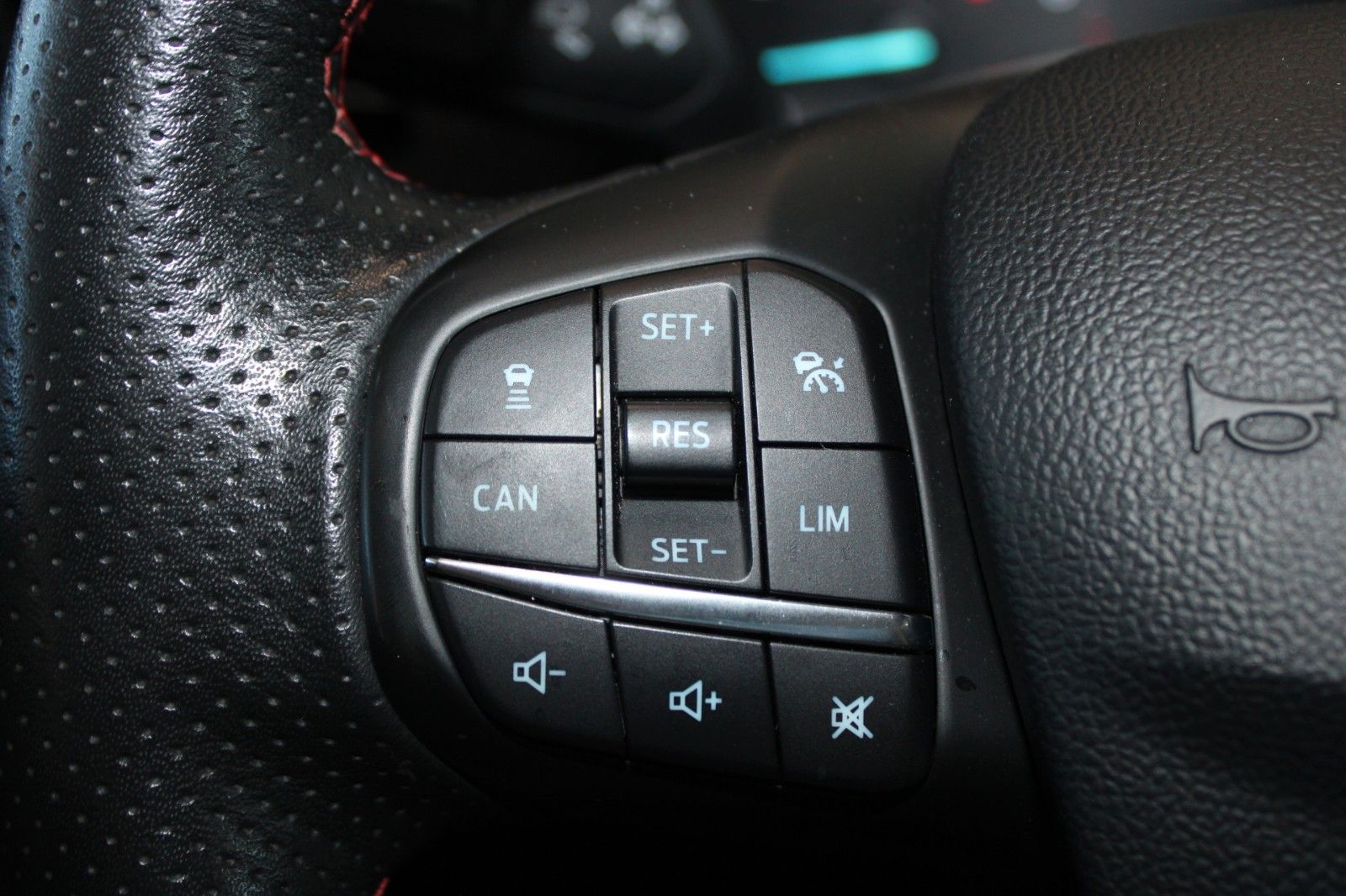 Fahrzeugabbildung Ford Focus ST-Line Turnier LED ACC DAB CAM WinterPak
