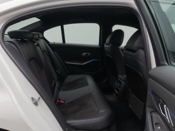 Fahrzeugabbildung BMW M340d xDr Hi-Fi M Sportfahrwerk Comfort Paket