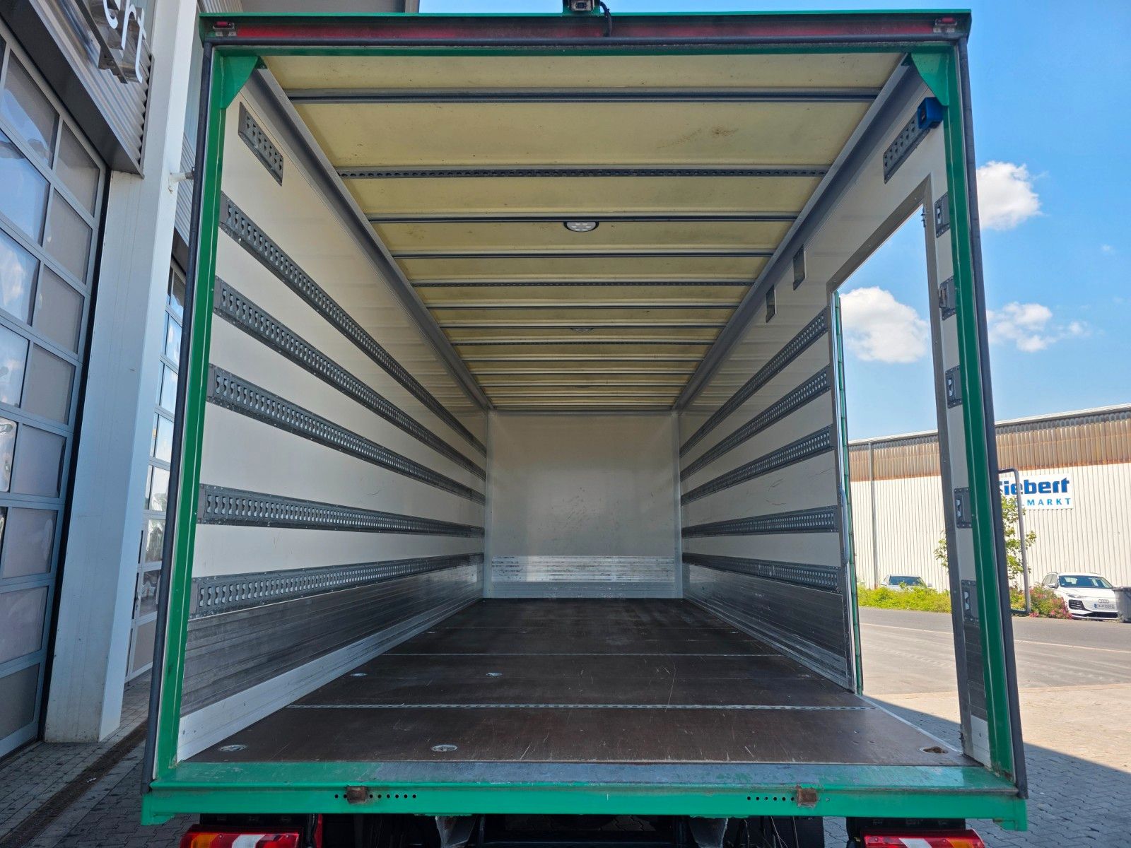 Fahrzeugabbildung Mercedes-Benz Atego 1524 L 4x2 LBW Palfinger 2.000kg Tür Klima