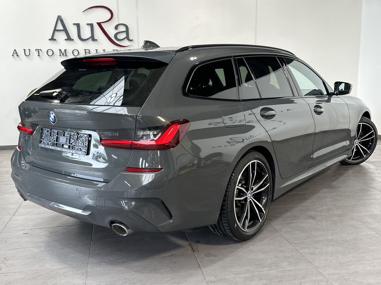 Fahrzeugabbildung BMW 330d Touring M-Sport NAV+LED+AHK+PANO+H&K+19ZOLL