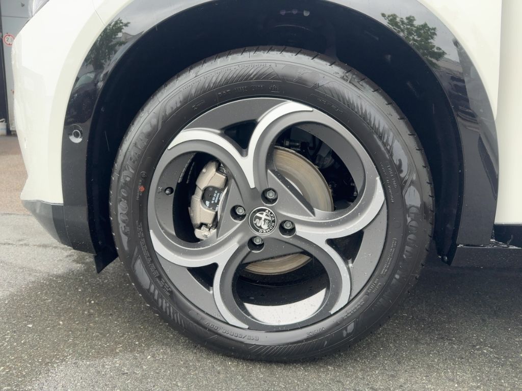 Fahrzeugabbildung Alfa Romeo Junior Sport Speciale Ibrida NAVI WINTER MATRIX