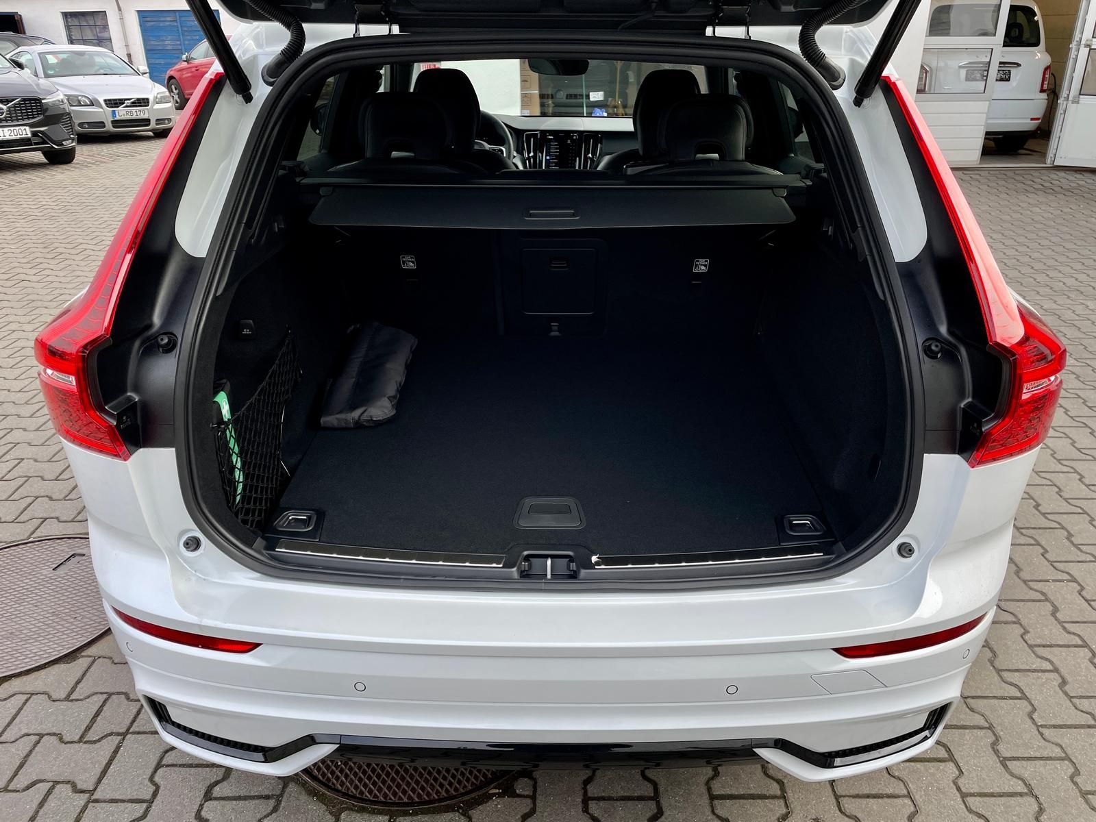 Volvo XC60 B4 AWD Plus Dark 4xSHZ ACC BLIS FHZ STDHZ foto 2