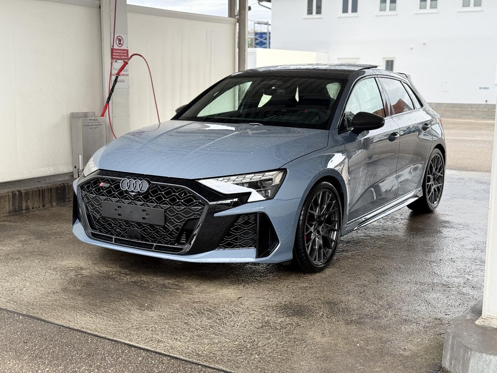 Audi RS3 SPORTBACK*SPOILER*SCHALE*HEADUP*PANO*SONOS