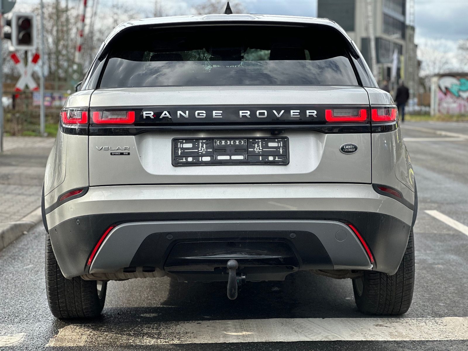 Fahrzeugabbildung Land Rover RANGE ROVER VELAR SE*MOD.2021+AHK+PANO+U.V.M*