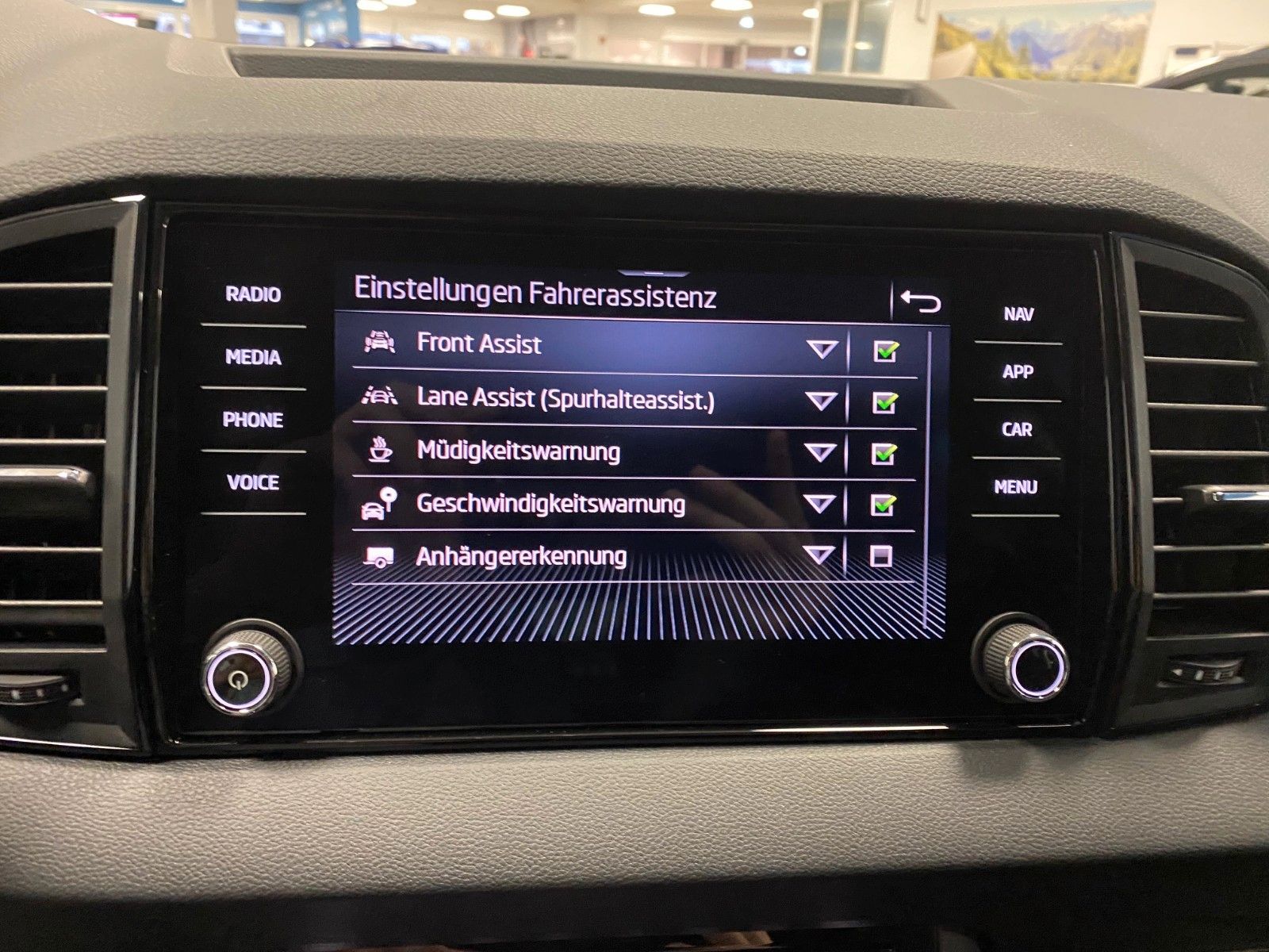 Fahrzeugabbildung SKODA Karoq 1.5 TSI DSG Selection+AHK+KAMERA+16"ALU+BC