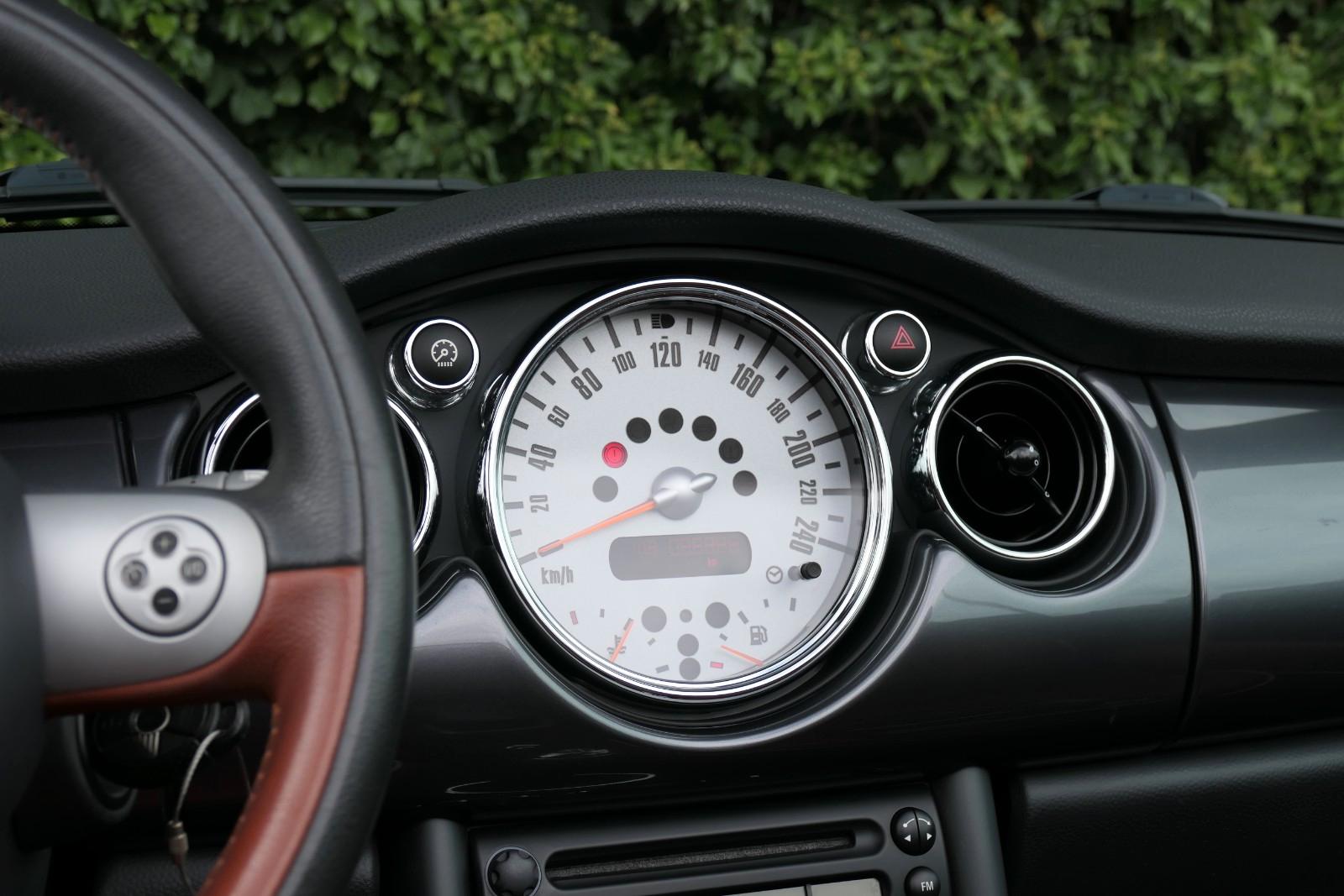 MINI Cooper S Cabrio Sidewalk* LEDER * PDC * TÜV *