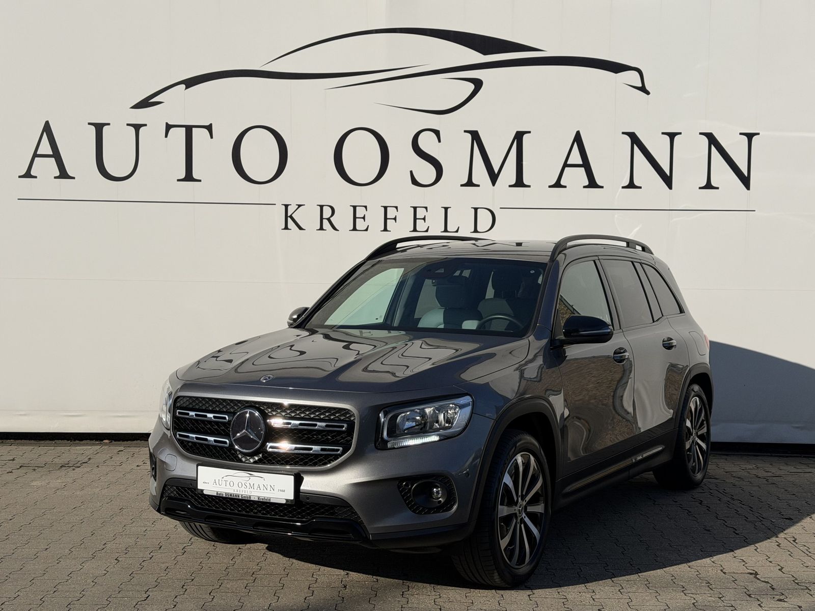MERCEDES-BENZ GLB 250 4MATIC / LEDER / 1.Hand/ UVP 70.000€