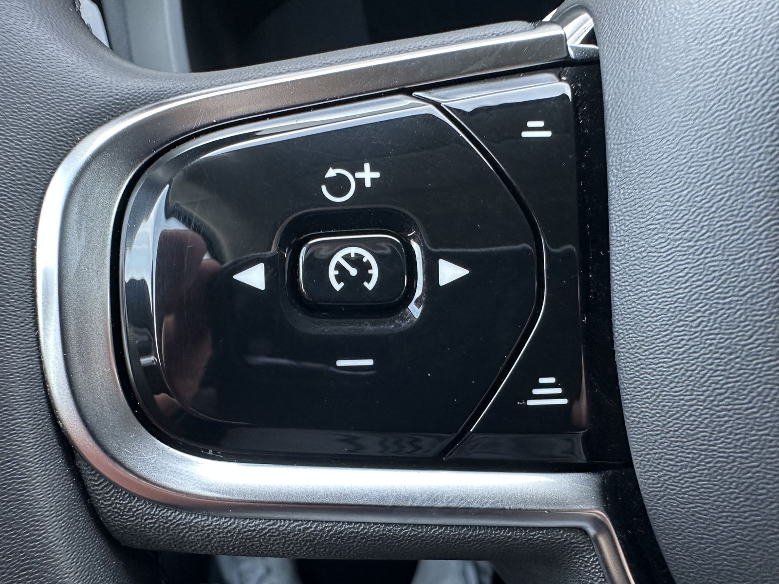 Fahrzeugabbildung Volvo XC60 B4 D Plus Dark NAV+MATRIX+ACC+21ZOLL+ALARM