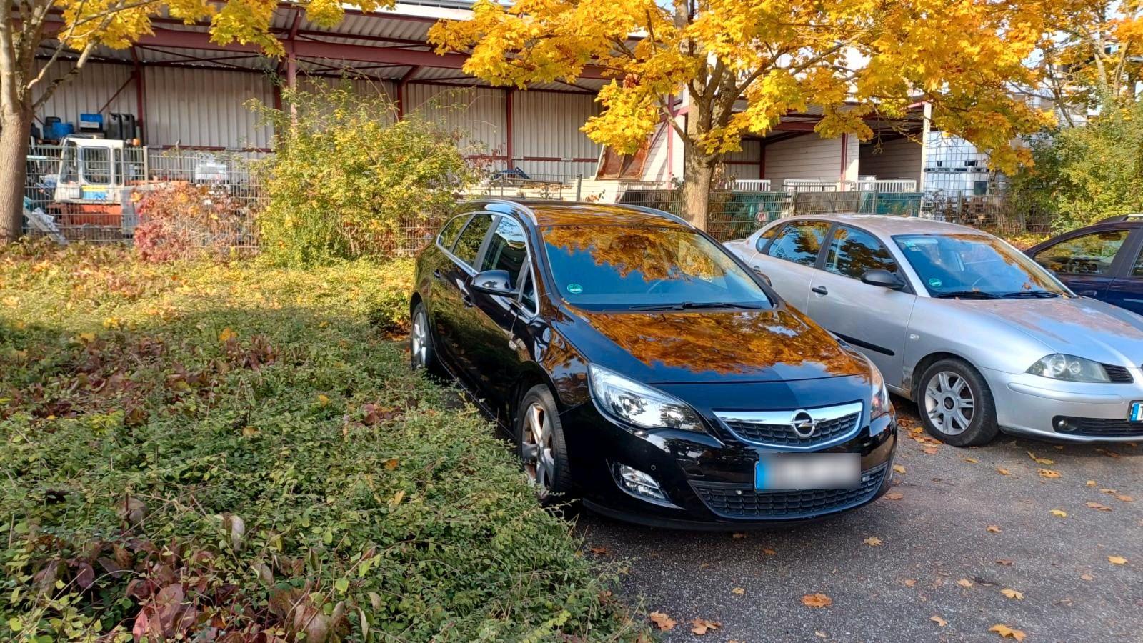 Opel Astra 2011 — interior