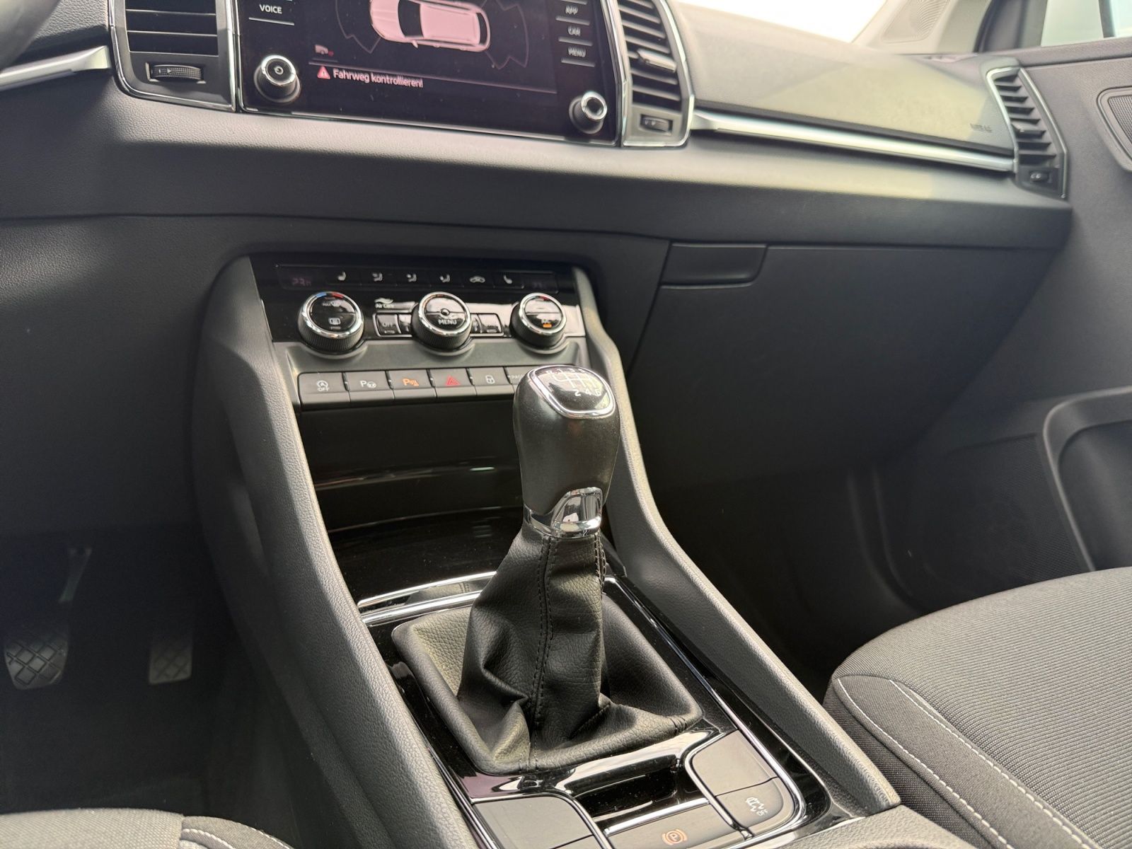 Fahrzeugabbildung SKODA Karoq 2.0 TDI Drive 125 PANO AHK LED