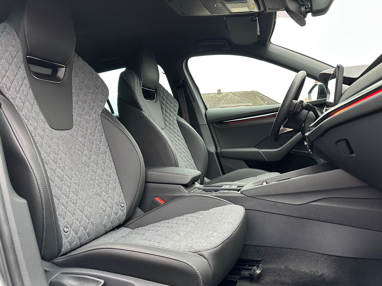 Fahrzeugabbildung SKODA Octavia Combi 1.5 TSI Sportline DSG Navi/ACC/APP