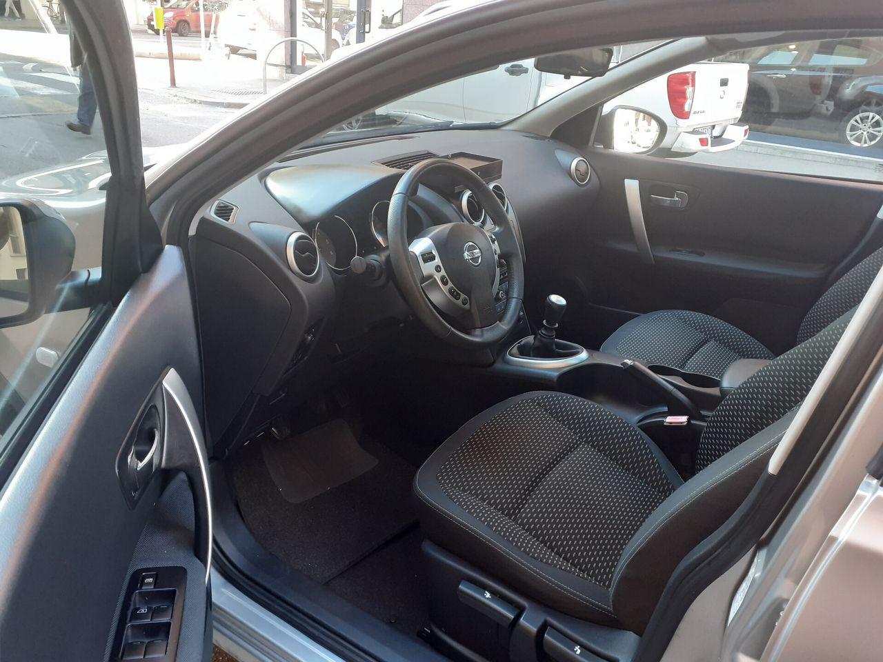 Nissan Qashqai 2009 — interior