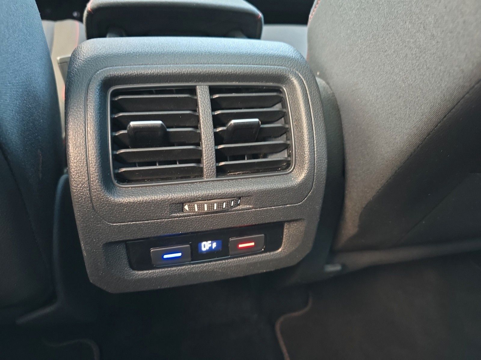 Fahrzeugabbildung Volkswagen Touran 1.4 TSI DSG  LED/NAVI/SHZ/ACC/PDC/PANO