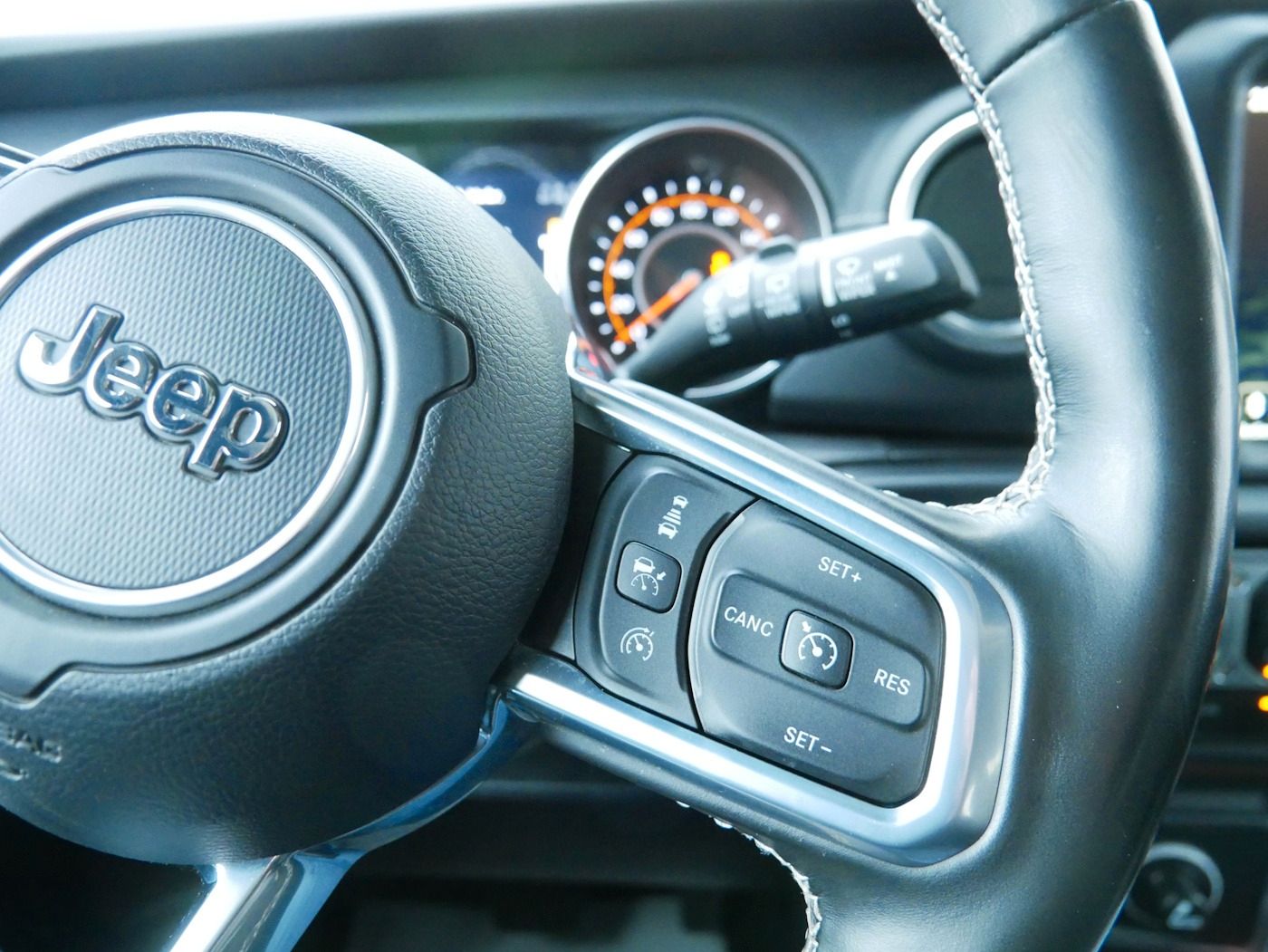 Fahrzeugabbildung Jeep Wrangler Unlimited 2.2 Overland 1.Hand AHK LED