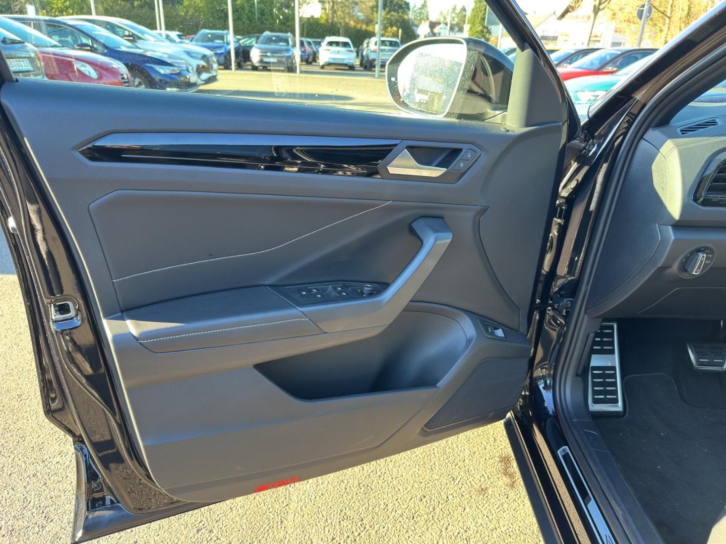 Fahrzeugabbildung Volkswagen T-ROC R-Line R-Line,Pano-Dach,Easy-Open,Navi,AHK