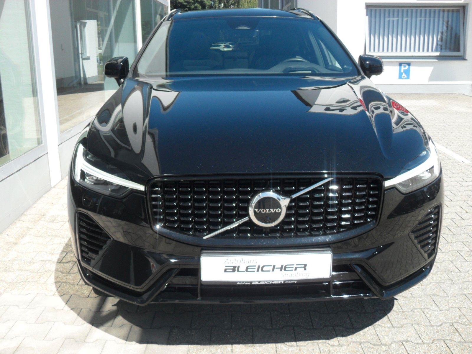 Fahrzeugabbildung Volvo XC 60 T8 R- Design Plug-In Hybrid AWD | Head Up