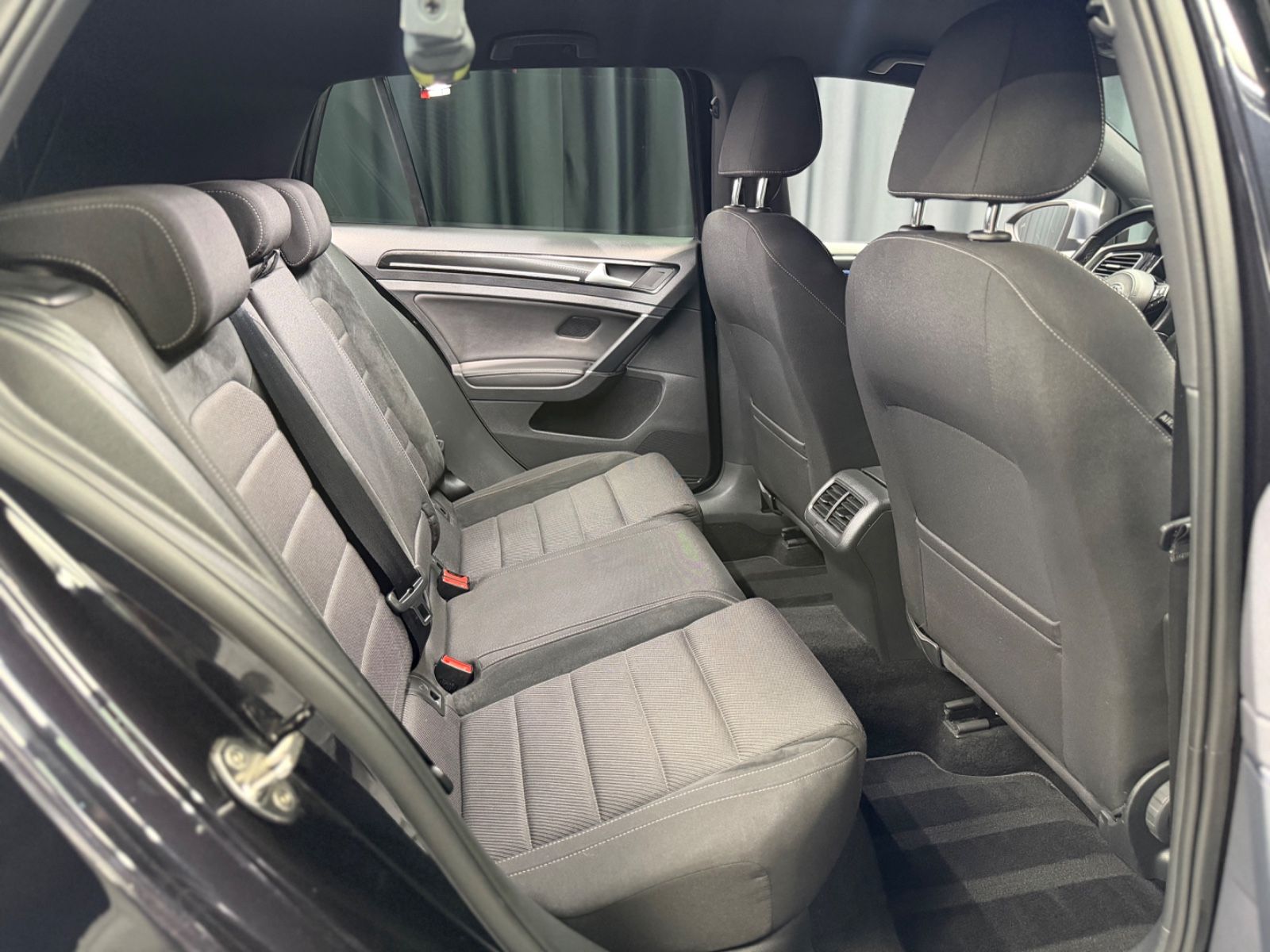 Fahrzeugabbildung Volkswagen Golf VII 2.0 R 4Motion |DSG|VIRTUAL|2.HAND