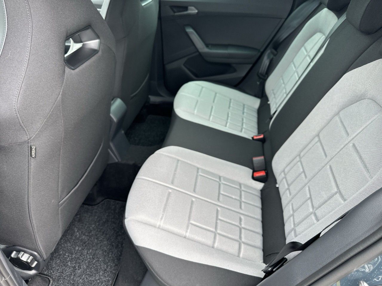 Fahrzeugabbildung SEAT Arona FR 1.0 TSI 116 PS 6-Gang - mit KI generiert/bearbeitet