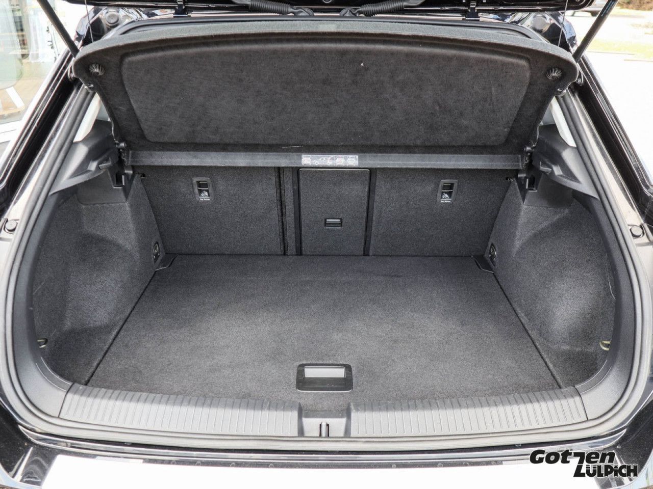 Fahrzeugabbildung Volkswagen T-Roc Style Active 1,5TSI DSG Navi AHK ACC PDC