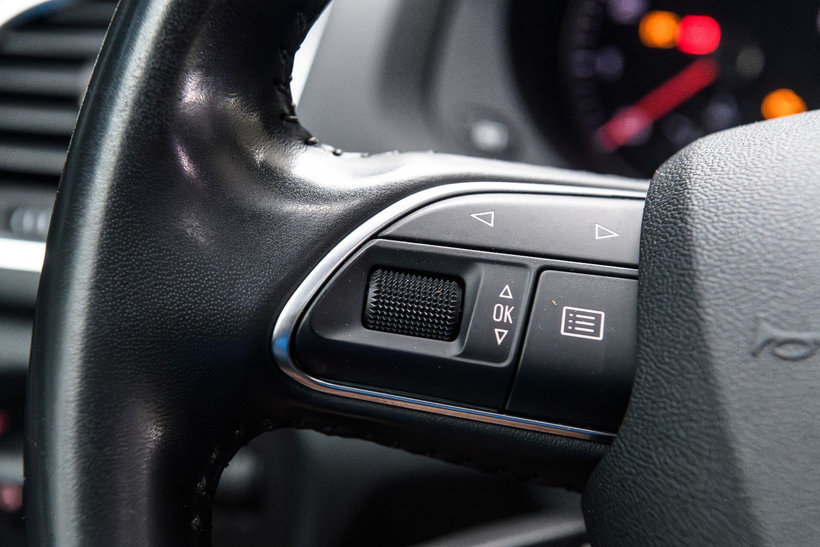 Fahrzeugabbildung Audi Q3 1.4l 110kw S-Line +AHK +Pano +Navi