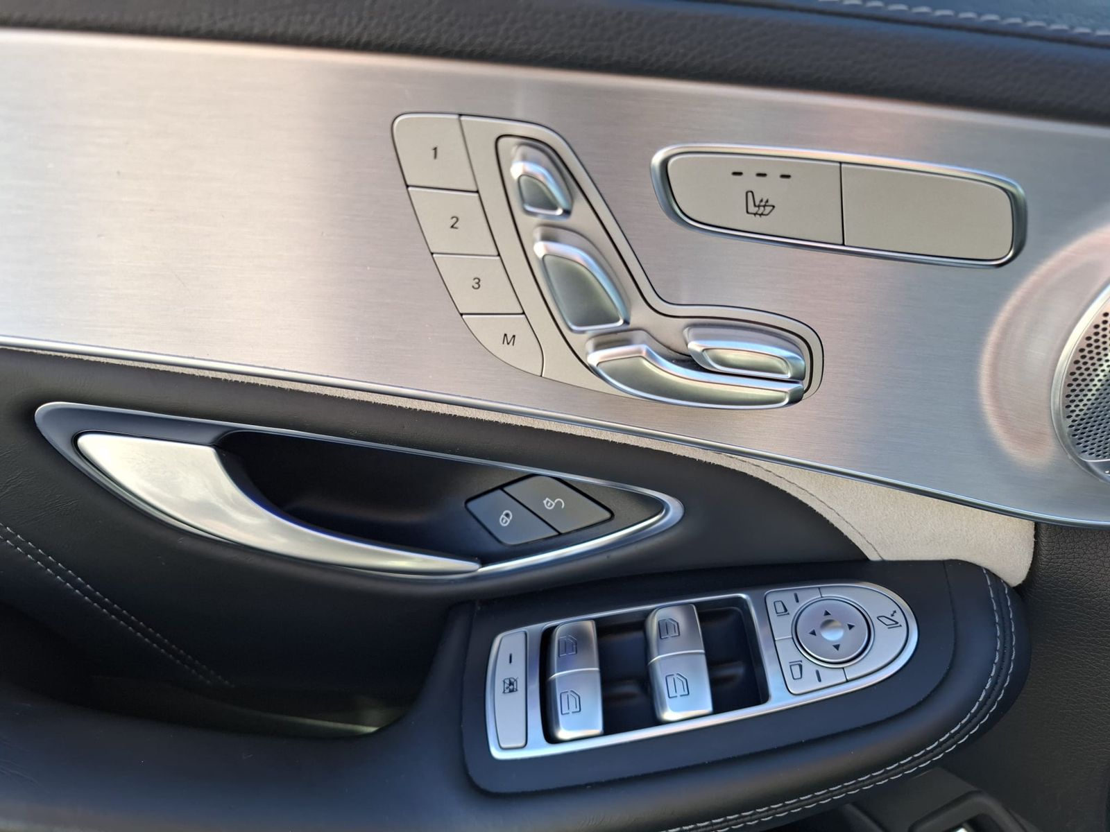 Fahrzeugabbildung Mercedes-Benz c63s AMG PANO*LEDER*BURMESTER*MULTIBEAM*DISTR.
