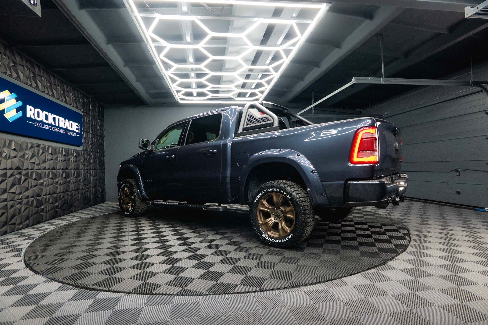 Fahrzeugabbildung Dodge RAM 5.7 V8 HEMI 4x4 Offroad LARAMIE Night 19%