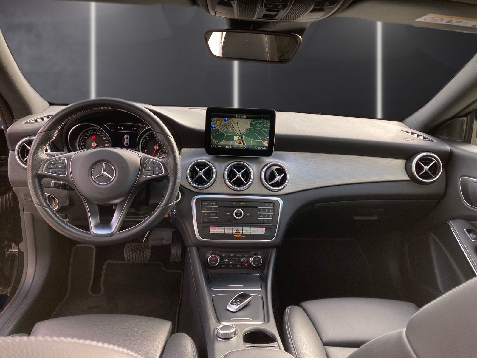 Fahrzeugabbildung Mercedes-Benz CLA 200 Urban*Panorama*Kamera*AHK*LED*Standheiz*