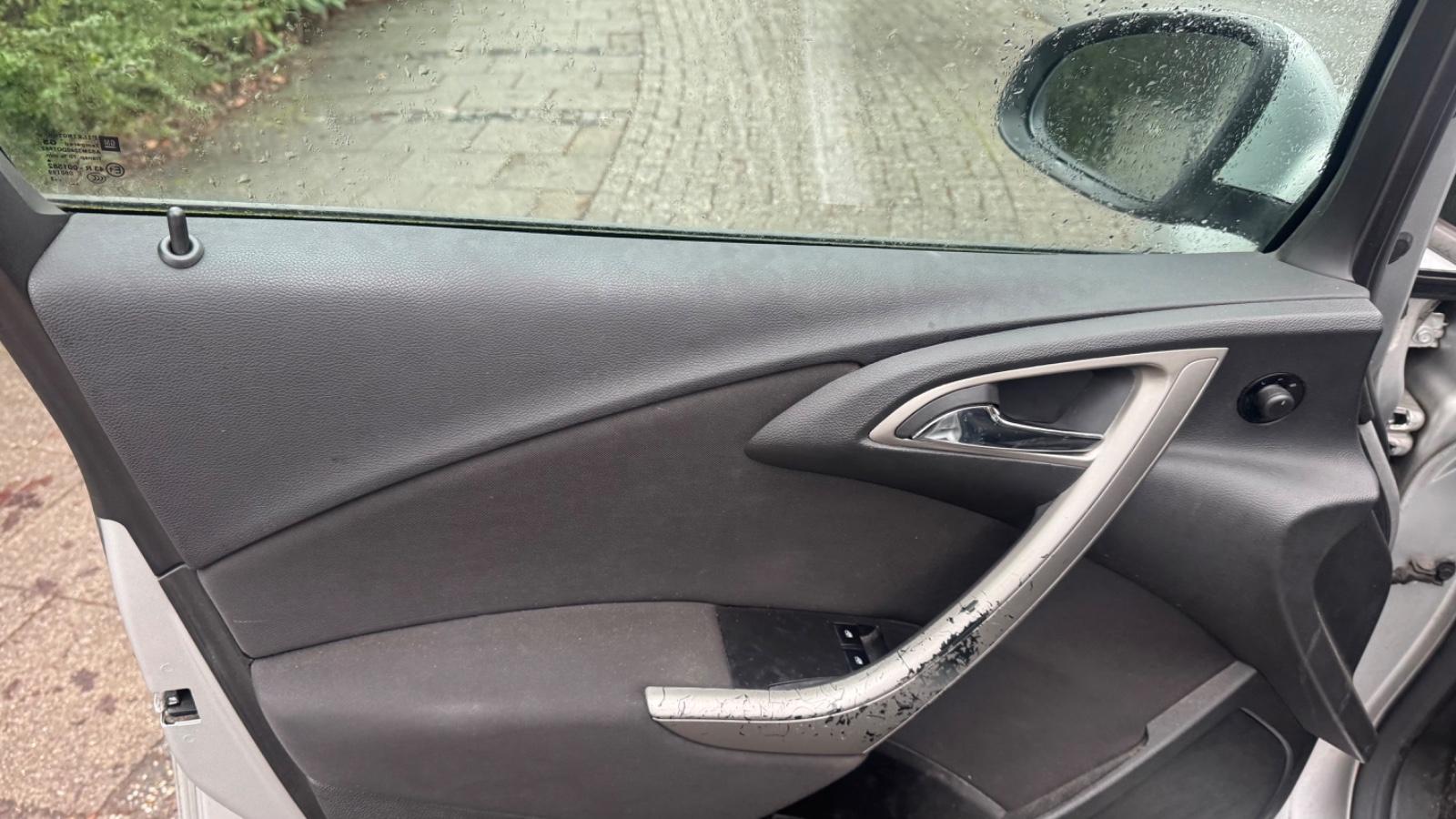 Opel Astra 2012 — photo 8