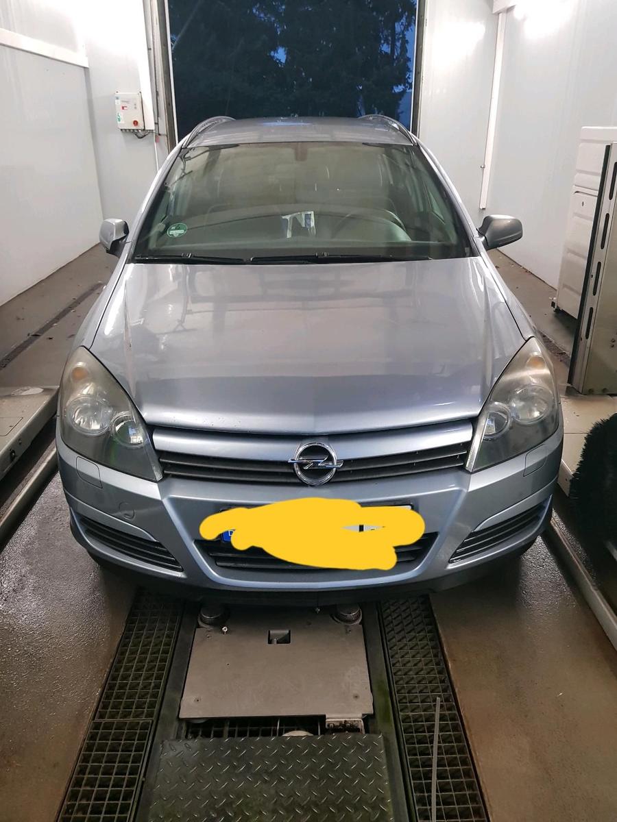 Opel Astra 2005 — rear view