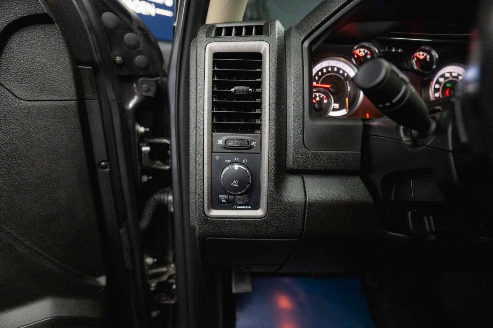 Fahrzeugabbildung Dodge RAM 5.7 V8 HEMI 4x4 OFFROAD Night-Paket *LED*