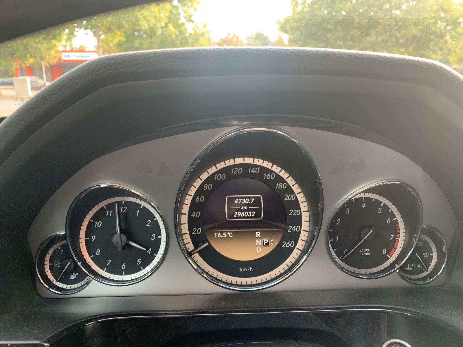 Mercedes-Benz E200 2012 — interior