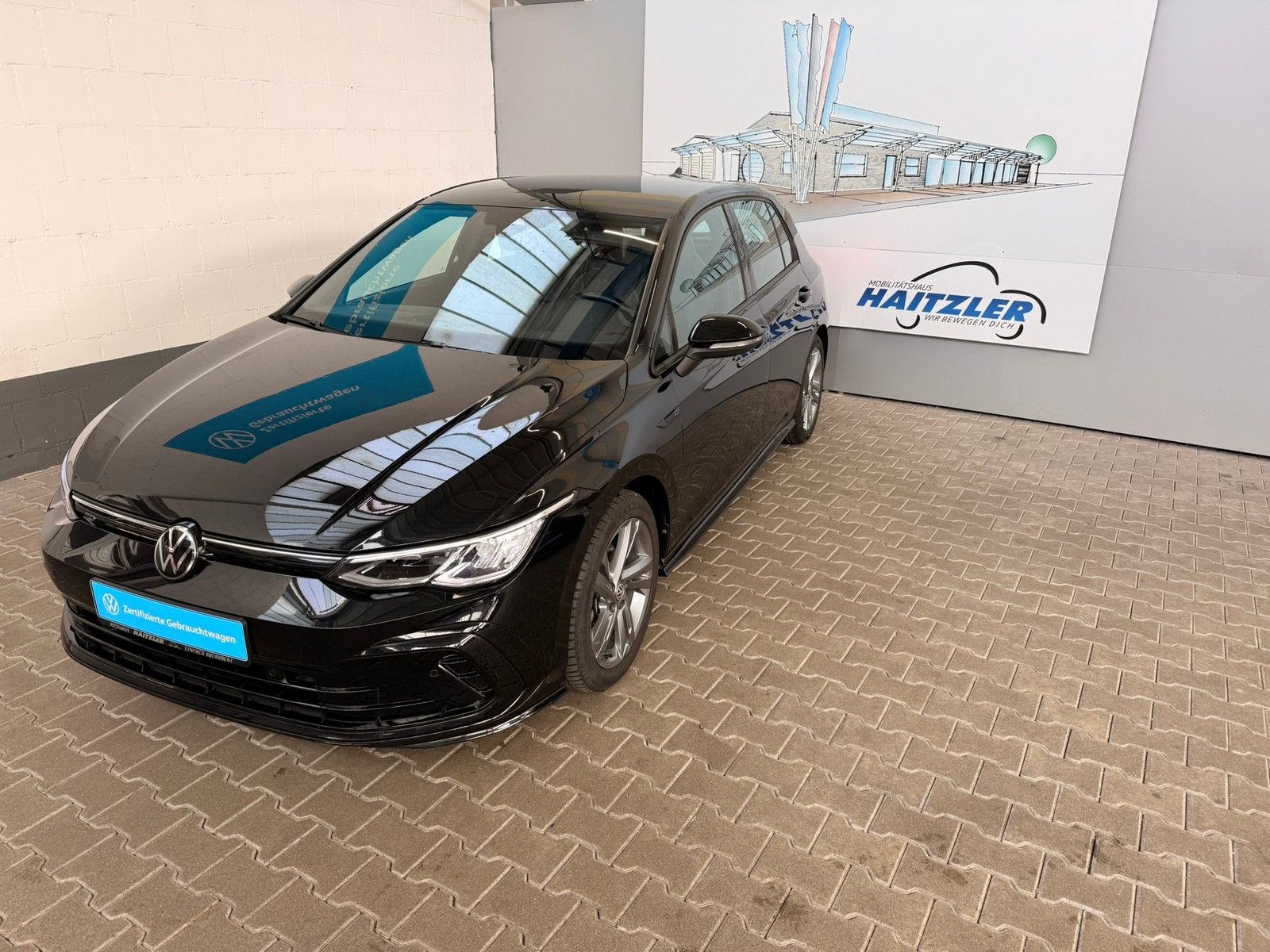 Fahrzeugabbildung Volkswagen Golf VIII Lim. R-Line 1,5 eTSI DSG +Navi+ACC+LED
