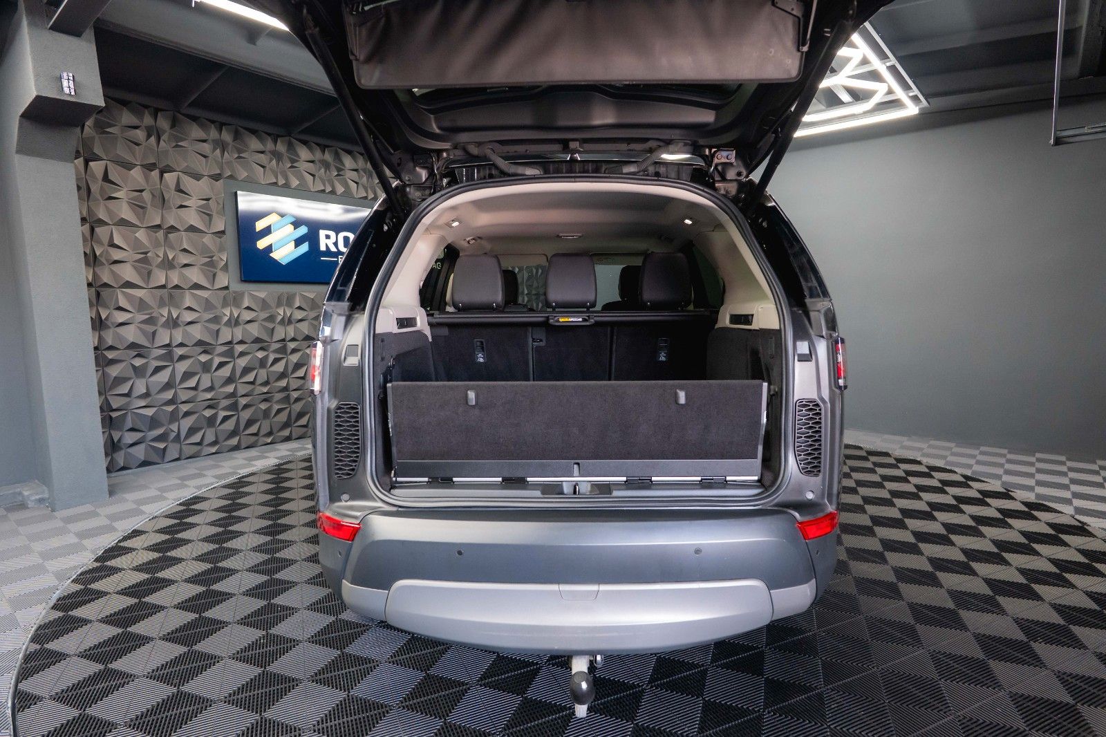 Fahrzeugabbildung Land Rover Discovery 5 2.0 TD SD4 HSE BLACK 4x4 *AHK*LED*