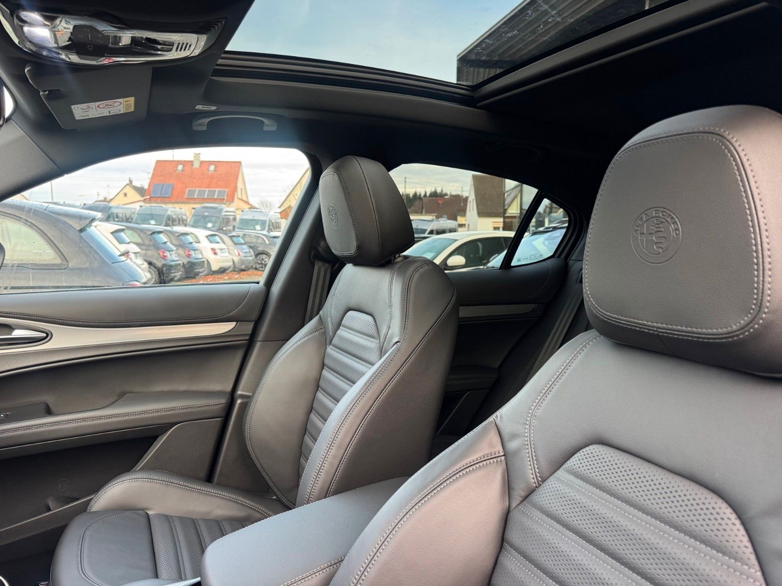 Fahrzeugabbildung Alfa Romeo VELOCE 2.0 Turbo 280PS Q4 GLASDACH NAVI KAMERA