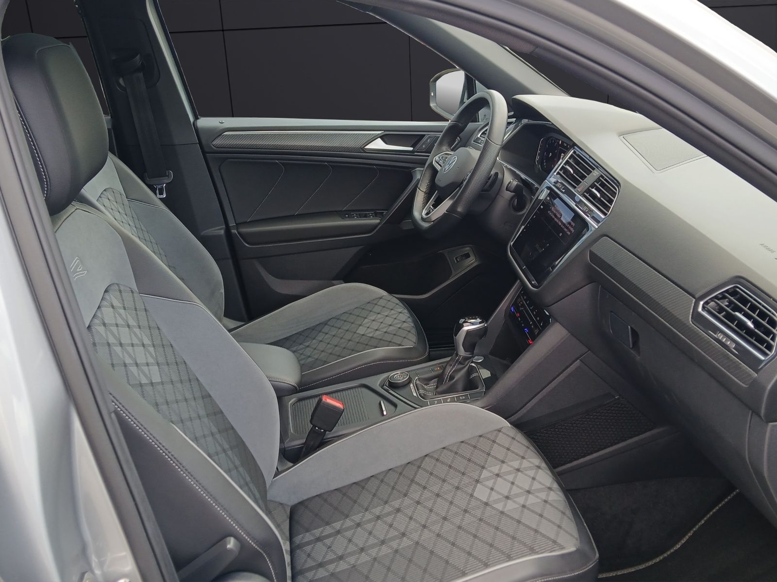 Fahrzeugabbildung Volkswagen Tiguan Allspace TSI R-Line DSG 4M IQ.Light Navi
